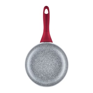 Patelnia t.b.t. z czerwonym uchwytem. Nadaje się do gotowania i smażenia.