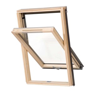 Otwarte drewniane okno dachowe dla więcej światła na poddaszu.