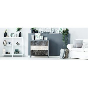 Komoda ozdobiona samoprzylepną folią o wzorze marmuru. Folie samoprzylepne.