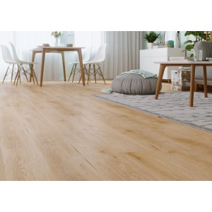 Jasny salon z panelami winylowymi t.b.t. w wyglądzie drewna.