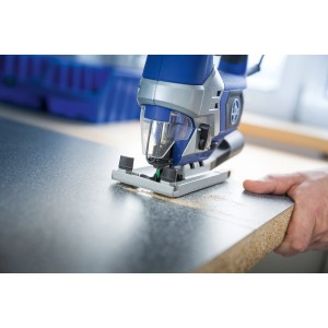 Wyrzynarka LUX z brzeszczotem do drewna z chwytem T 75 mm drobny w użyciu.