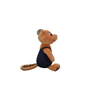 Pluszowy bóbr w niebieskich ogrodniczkach, element dekoracyjny do pokoju dziecięcego.