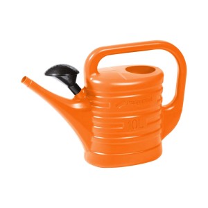 Pomarańczowa konewka (10L) z czarną główką prysznicową.