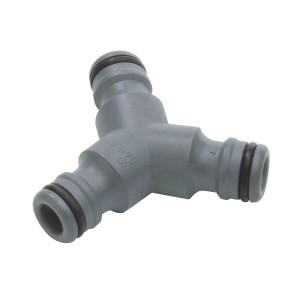 Szary trójnik do węży wodnych, akcesorium do systemów nawadniających.