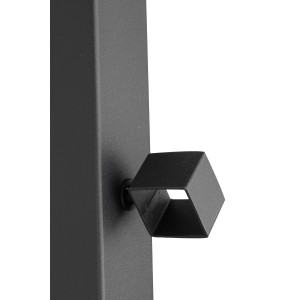 Zbliżenie czarnego wspornika balustrady.