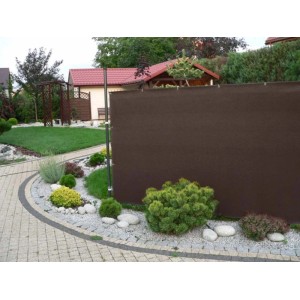 Brązowa mata na ogrodzenie t.b.t. do ogrodu na zewnątrz.