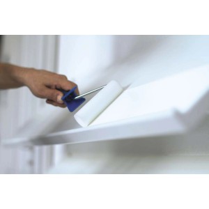 Wałek malarski t.b.t. w użyciu, malowanie białej powierzchni.