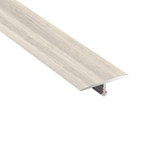 Listwa przejściowa T-profil w jasnym odcieniu drewna do podłóg.