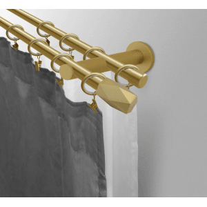 Złoty podwójny karnisz z kółkami i ozdobnymi zakończeniami.