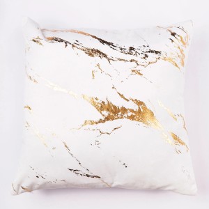 Dekoracyjna biała poszewka na poduszkę ze złotym wzorem marmuru.