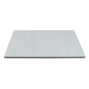 Szara płyta podłogowa, akcesoria kominkowe.