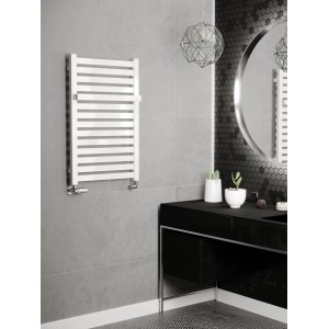 Biały grzejnik t.b.t. w nowoczesnej łazience. Grzejnik łazienkowy, suszarka do ręczników.