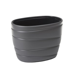 Szara doniczka t.b.t. z poziomymi rowkami do użytku wewnątrz i na zewnątrz.