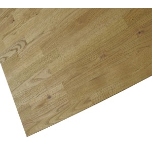 Jasny drewniany blat kuchenny z widocznym usłojeniem.