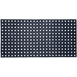 Czarna mata gumowa t.b.t. z otworami do użytku zewnętrznego.