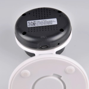 Zbliżenie kamery monitoringu t.b.t., widok z tyłu z portem USB.