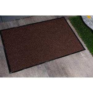 Brązowa wycieraczka z czarnym obramowaniem, idealna do strefy wejściowej.