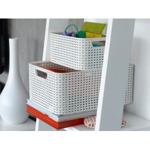 Dwa białe plastikowe pojemniki do przechowywania t.b.t. na półce.