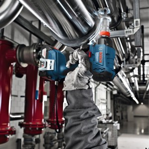 Akumulatorowy klucz udarowy wkręca rurę.