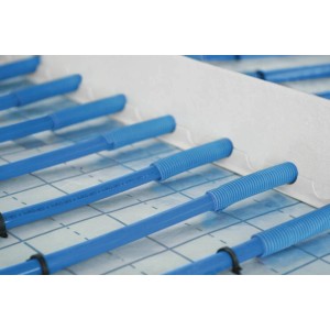 Niebieskie rury grzewcze do ogrzewania podłogowego, część systemu instalacyjnego t.b.t.