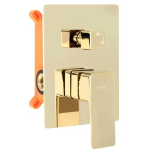 Złoty zestaw baterii prysznicowej z kwadratowymi pokrętłami.