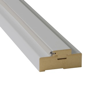 Biała ościeżnica drzwiowa (t.b.t.) w szczegółach, widok profilu.