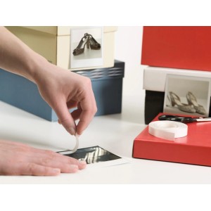 Używanie przezroczystej taśmy dwustronnej Tesa do mocowania zdjęcia.