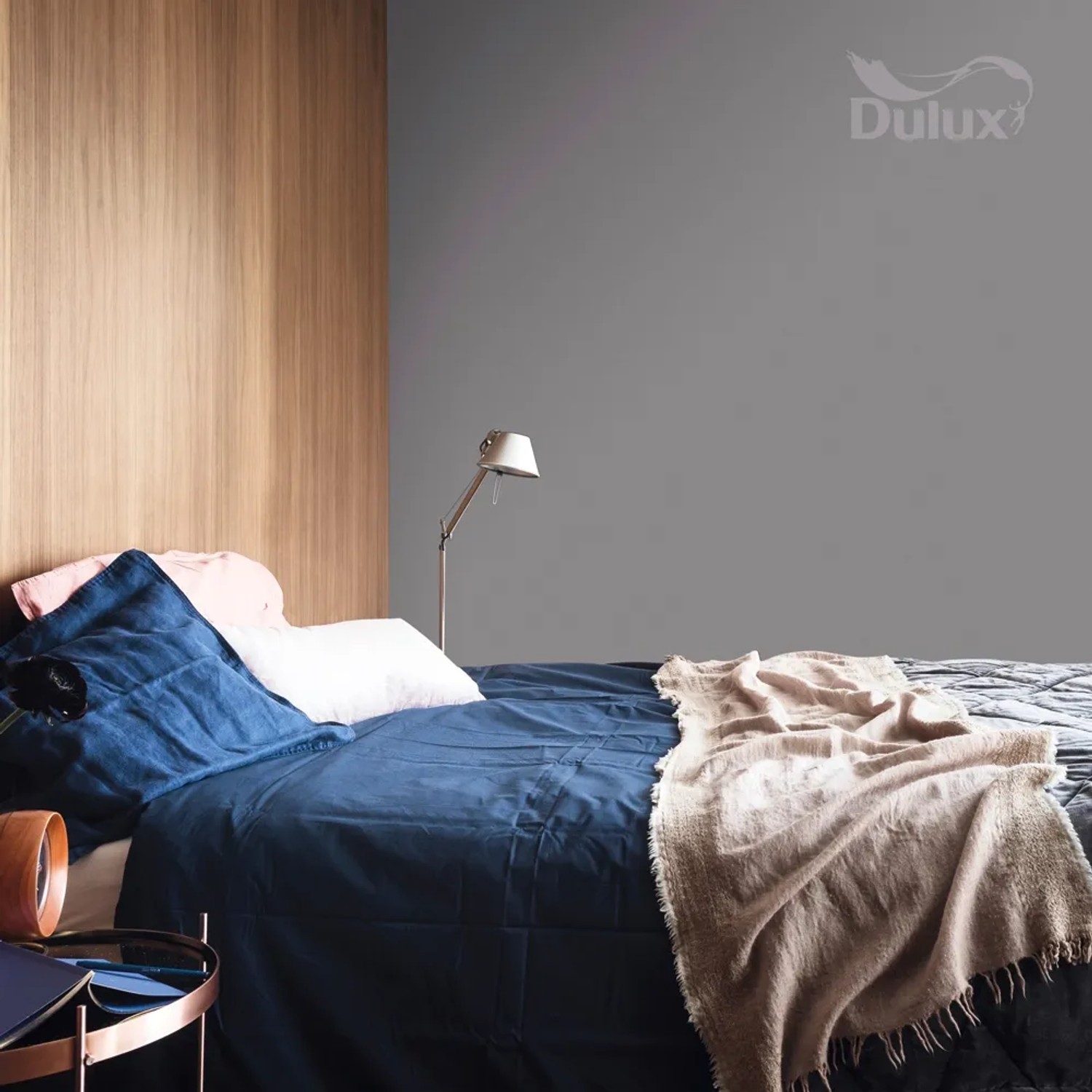 Sypialnia z szarą farbą do ścian (t.b.t.) firmy Dulux. Farby do ścian dla nowoczesnego domu.