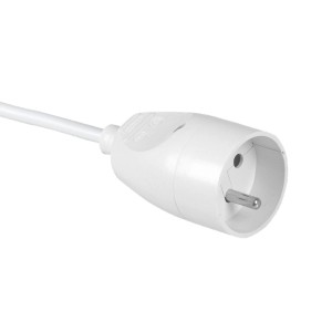 Zbliżenie białej wtyczki przedłużacza t.b.t.