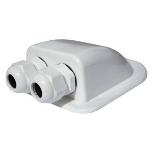 Biały przepust kablowy do systemów fotowoltaicznych.