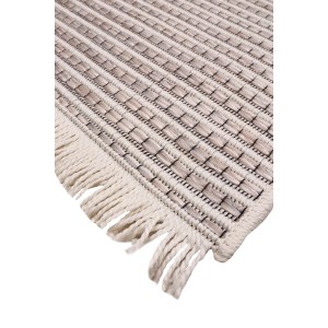 Zbliżenie dywanu z krótkim włosiem t.b.t. z frędzlami i tkaną strukturą.