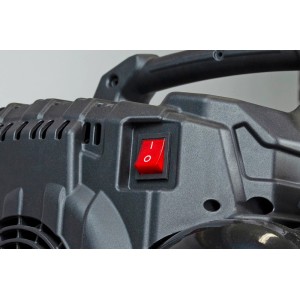 Zbliżenie kompresora t.b.t. z czerwonym włącznikiem/wyłącznikiem.