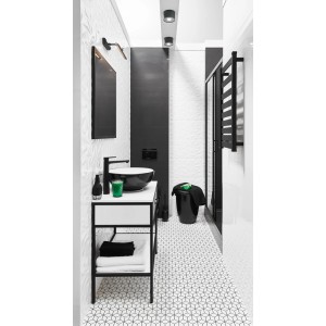 Nowoczesna łazienka z płytkami podłogowymi t.b.t. o geometrycznym wzorze.