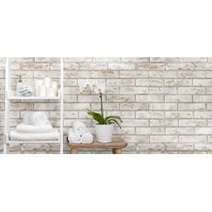 Panel ścienny imitujący kamień (t.b.t.) jako dekoracja łazienki z ręcznikami i orchideą.