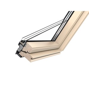 Zbliżenie okna dachowego z drewnianą ramą i izolacją.