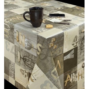 Obrus z wzorem liter i cyfr w odcieniach beżu i brązu.