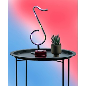Nowoczesna lampa biurkowa t.b.t. z oświetleniem LED na stole z dekoracją.