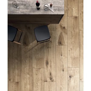 Ułożone jasne panele winylowe imitujące drewno, z dwoma krzesłami i blatem kuchennym.