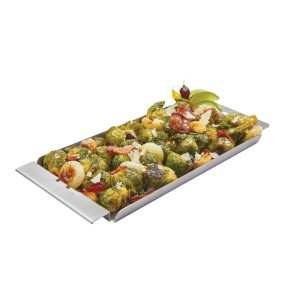 Akcesoria do grilla: Taca z brukselką, boczkiem i serem, gotowa do podania.