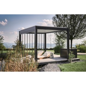 Nowoczesna pergola Biohort w kolorze ciemnoszarym/srebrnym metalik w ogrodzie z leżakami. Zadaszenie tarasu do użytku na zewnątrz.