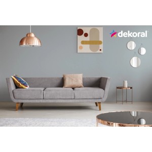 Salon z szarą farbą ścienną (t.b.t.) i szarą kanapą. Kolorowe farby do ścian.