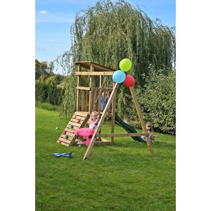 Drewniana wieża do zabawy z huśtawką, ścianką wspinaczkową i zjeżdżalnią w ogrodzie.