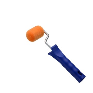 Pomarańczowy wałek do malowania z niebieską rączką.