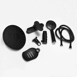 Czarna kolumna prysznicowa t.b.t.: deszczownica, słuchawka, wąż, mydelniczka, bateria.