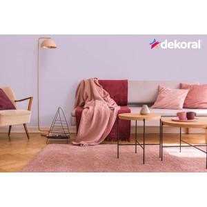 Dekoracyjny salon z fioletową farbą na ścianie. Kolorowe farby do ścian dla pięknego domu.