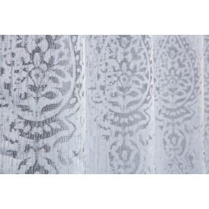 Dekoracyjna zasłona ze wzorem w kolorze szarym do dekoracji okien.