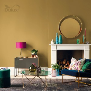 Pokój dzienny pomalowany na ciepły żółty kolor z kolorowymi akcentami. Kolorowe farby do ścian.