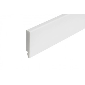 Biała listwa przypodłogowa t.b.t. z bliska.