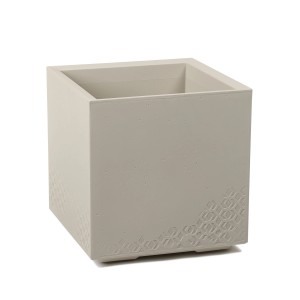 Kwadratowa, beżowa doniczka t.b.t. ze wzorem.