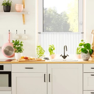 Kuchnia z białą zazdrostką na karniszu. Karnisze do okien kuchennych.